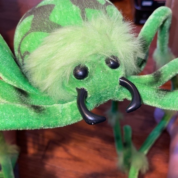 Large Green And Black Spider With Adjustable Legs For Halloween - Picture 2 of 13